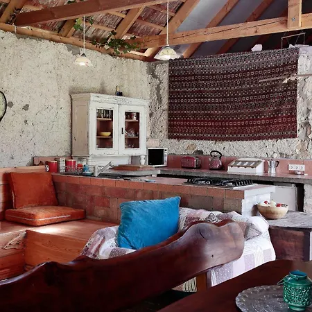 Апартаменты Angel Village Barn House *